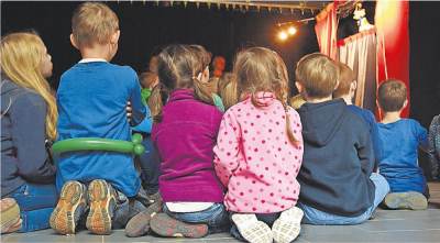 Foto: Flüsterleise und gespannt lauschen die Kinder dem Kasperletheater, das im Gebäude des Alten Schlachthofes aufgeführt wurde.