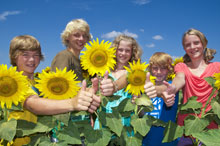 Kindergruppe im Sonnenblumenfeld